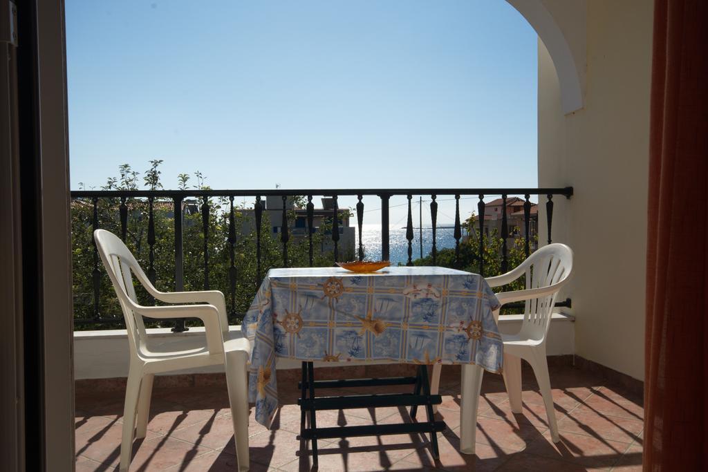 Studios Nelli Alonissos Patitírion Rom bilde